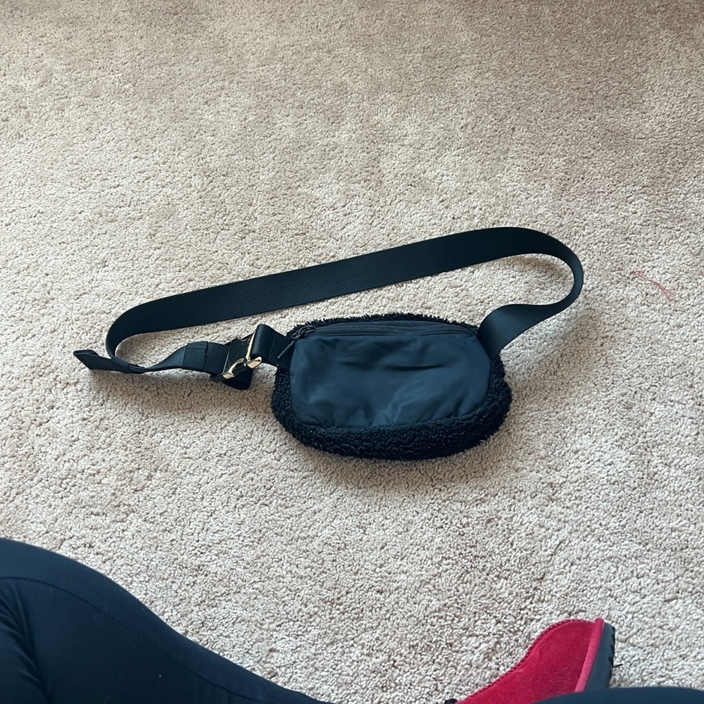 Lululemon Black Fleece Belt Bag with Gold Zipper - Picture 5 of 8